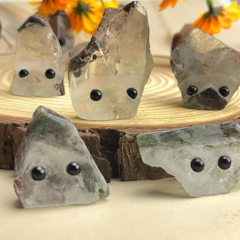 Sculpture en cristal de guérison avec visage représentant des hérissons, compagnons de jardin en quartz naturel