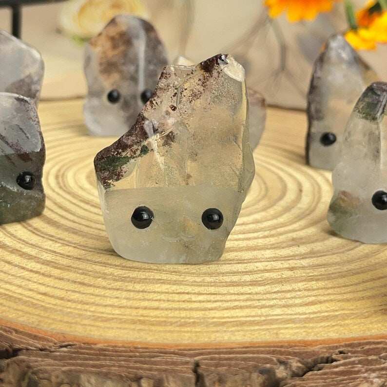 Sculpture en cristal de guérison avec visage représentant des hérissons, compagnons de jardin en quartz naturel