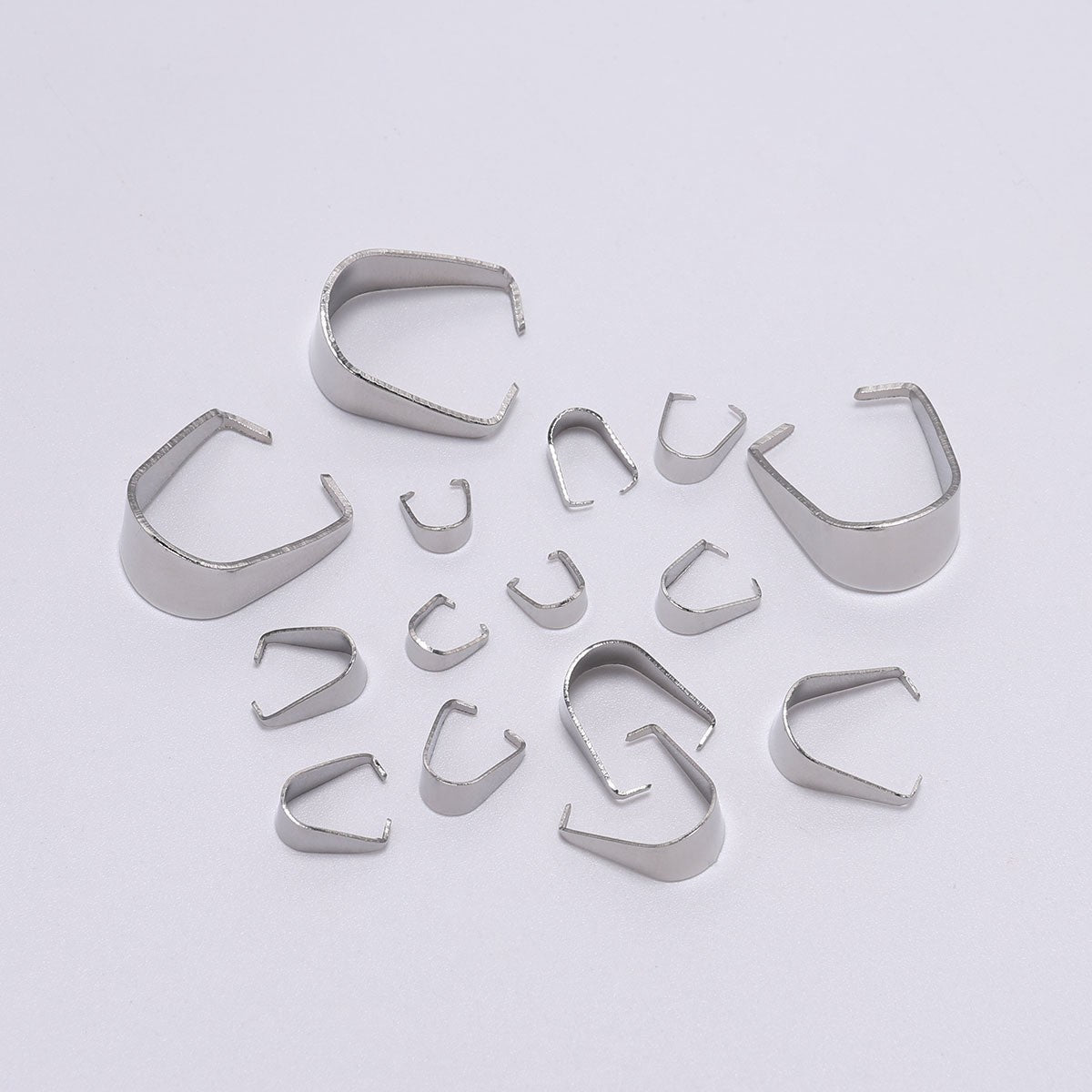 100pcs Bélières Acier Inoxydable Fermoirs à Pendentif Collier Pincer Bélières pour Pendentif Pince à Pince Bail Pendentif Connecteur de Charme pour Bijoux