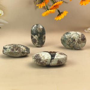 1pcs Natural Green Sakura Jasper Palm Stones Healing Crystal Crafts