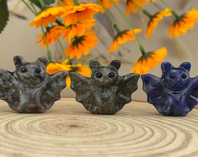Natural Halloween Crystal Bats WIth Eyes Crystal Carved Healing Crystal Crafts Gemstone Pet Halloween Decor